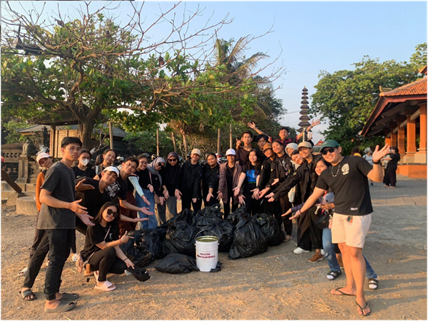 Celebrate the Youth Pledge, Faculty of Medicine Student Executive Board Animals Udayana University  Holding an Environmental Love Action in an Activity entitled Vet Care the Shore (VCS)